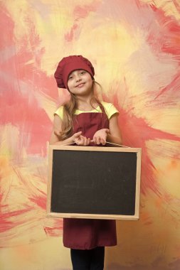 küçük mutlu kız Şef şapkalı, önlük ile yazı tahtası