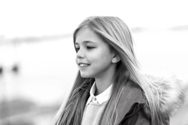 Bulanık çevre çocuk gülümseme. siyah ve beyaz