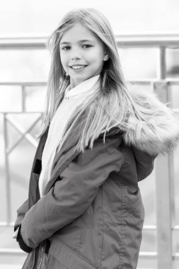 Çocuk zevk bulanık çevre üzerindeki sonbahar günü