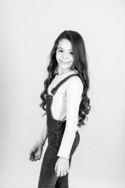 Küçük kız kotla poz veriyor, moda.