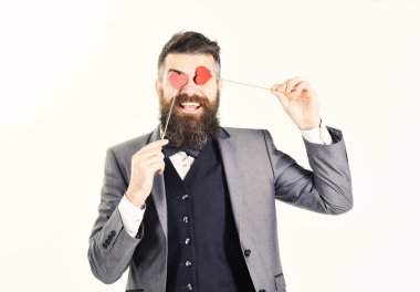 Gözler beyaz yerine kırmızı kalp şekilli adam.