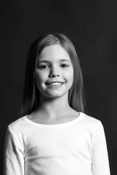 Cuidado de la piel de los jóvenes, salud. Niña feliz. blanco y negro — Foto de Stock