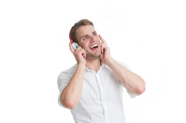 Estación de radio favorita. Hombre escuchando canción favorita en auriculares con smartphone y cantando. El hombre disfruta escuchando música estación de radio aislado fondo blanco. Auriculares Guy escuchar emisora de radio — Foto de Stock