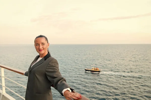 Mujer de negocios bonita o chica linda feliz en la cubierta del barco — Foto de Stock