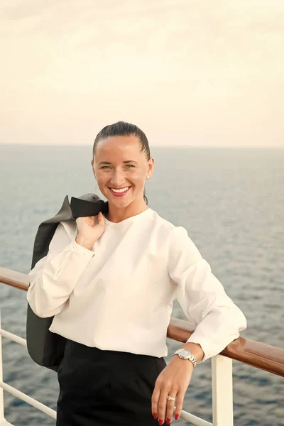 Mujer de negocios bonita o chica linda feliz en la cubierta del barco — Foto de Stock