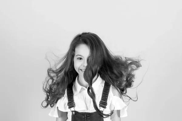 Chica sonrisa con el pelo ondulado largo que fluye sobre fondo azul — Foto de Stock