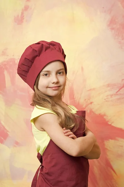 Petite fille chef avec visage heureux dans le chapeau et tablier — Photo