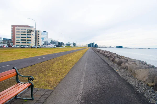 Reykjavík, Island - 12. října 2017: pobřežní krajina. Cestování napříč krajinou. Mořské promenádní silnice na přírodní krajině. Užijte si cestování podél moře. Štěstí je cestování — Stock fotografie