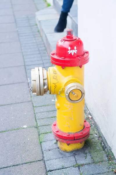 Amarelo hidrante fogo na rua reykjavik iceland. hidrante de fogo também chamado de fireplug pode tocar no abastecimento de água. Conceito ativo de proteção contra incêndio. Hidrante brilhante na rua cinzenta país escandinavo — Fotografia de Stock