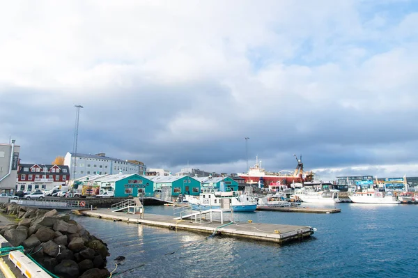 Reykjavik, Islandia - 13 de octubre de 2017: barcos en la costa marítima. Viaje en barco. Es querido enviarlo aquí. Viajen al este viajen al oeste, ya que el hogar es mejor — Foto de Stock