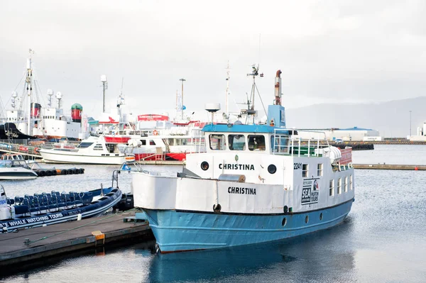 Reykjavík, Island - 14. října 2017: turistická loď v námořním přístavu. Cestování lodí. Lepší způsob cestování. Turistický operátor, který činí volný čas příjemným — Stock fotografie