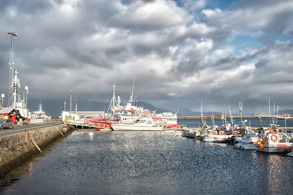 Reykjavik, Islandia - 14 de octubre de 2017: barcos en la costa marítima. Viaje en barco o barco. Para aquellos que buscan aventura durante las vacaciones. Todo se hace para que el viaje sea agradable. La aventura está ahí fuera. — Foto de Stock