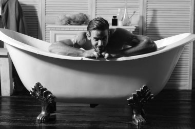 Adam sakal ve flört bakmak banyo