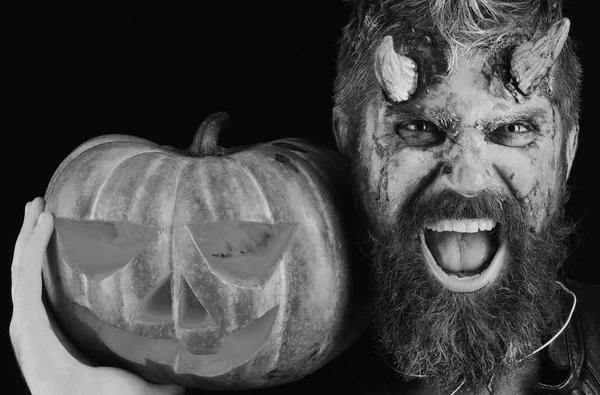 Concepto fiesta de Halloween. Demonio con cuernos y cara enojada — Foto de Stock