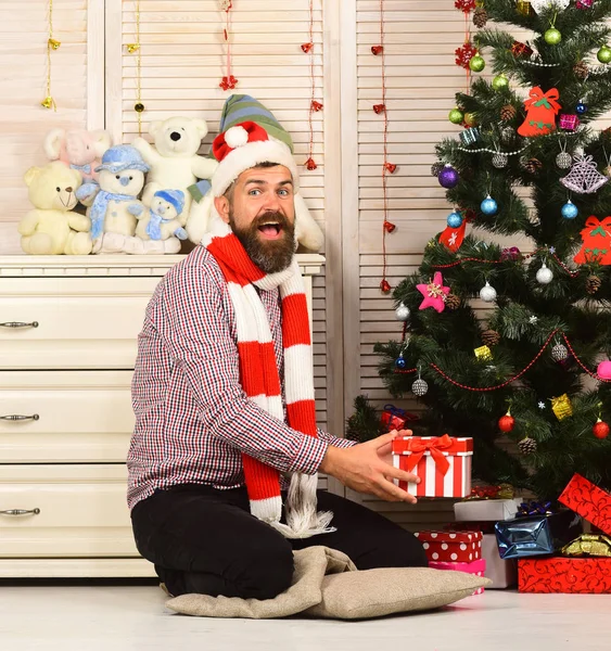 Santa Claus with happy face near bureau with toys — Stock Photo, Image