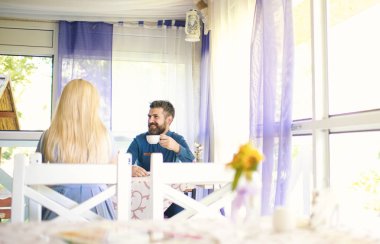 Mutlu yüzlü bir adam sarışın bir kadına aşık olur.