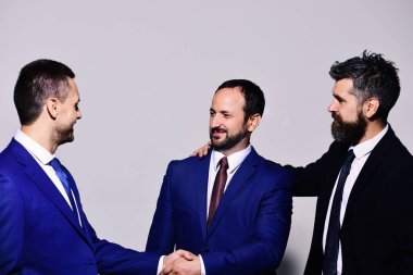 İş ilişkisi ve destek kavramı. Ortaklar işbirliği için el sıkışır.