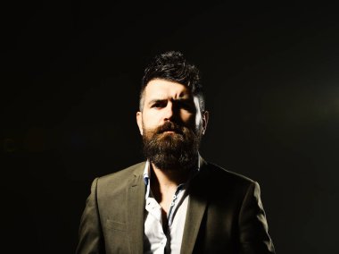 Zeki ve kendine güvenen takım elbiseli bir adam.