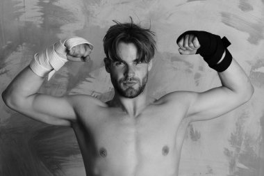 Savunma ve atletizm kavramı. Kendine güvenen bir adam.