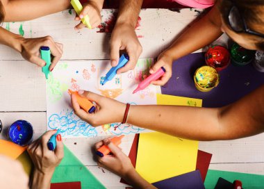 Yaratıcılık ve sanat kavramı. Renkli işaretleri el ele tutuşur