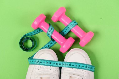 Spor ayakkabıları ve sağlıklı malzemeler. Antrenörlerde santimetre