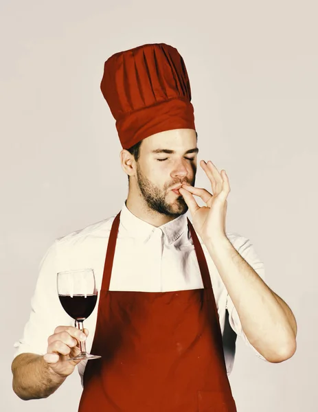 Mannen i kock hatt och förkläde visar perfekt smak tecken. — Stockfoto