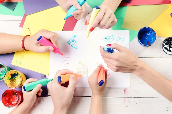 Mãos segurar marcadores coloridos e desenhar. Marcadores nas mãos — Fotografia de Stock