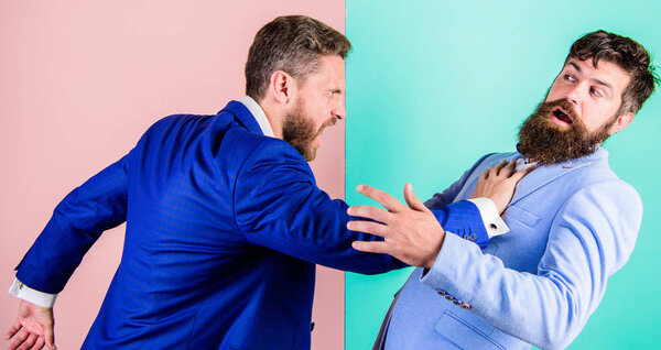 Конкуренты по бизнесу коллеги по офису сталкиваются с конфликтной ситуацией. Конкуренция и конфронтация. Доминирование и подчинение. Враждебная ситуация между противоположными коллегами
