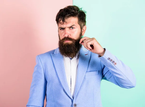 Guide ultime de toilettage des moustaches. Conseils d'experts pour cultiver et entretenir la moustache. Hipster beau mec attrayant avec une longue barbe. Homme barbu hipster torsion moustache rose fond bleu — Photo