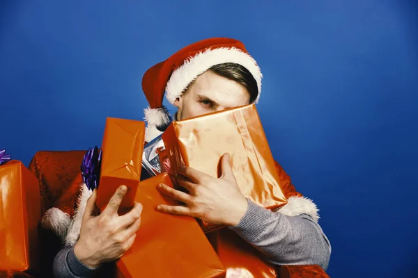 Homem Esconde Atrás Dos Presentes Natal Papai Noel Com Muitos — Fotografia de Stock