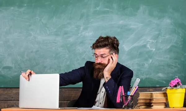 Vida de maestro lleno de estrés. Los educadores están más estresados en el trabajo que la gente promedio. Alto nivel de fatiga. El trabajo agotador en la escuela causa fatiga. Educador barbudo hombre somnoliento cara cansado trabajo portátil —  Fotos de Stock