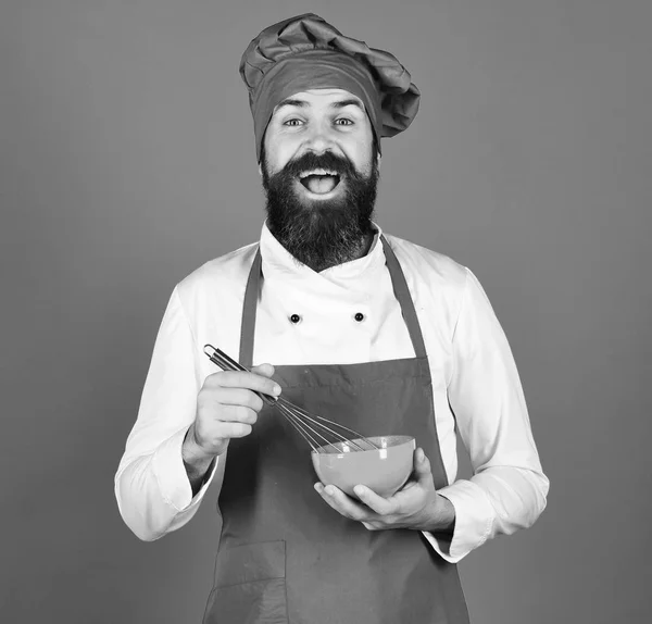 髭を生やした男またはヒップスターは青い背景に台所用品を保持しています. — ストック写真