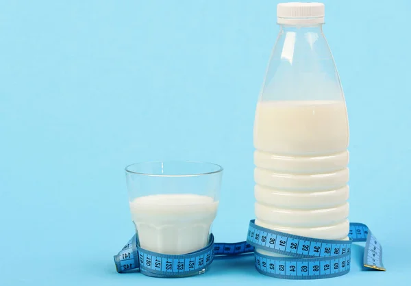 Flasche und Glas Milch mit blauem Maßband — Stockfoto