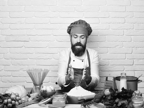 El chef prepara la comida. Concepto de proceso de cocción. Hombre con barba —  Fotos de Stock