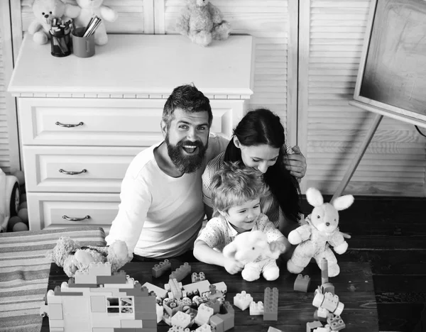 Mamá, papá y niño juegan con juguetes blancos —  Fotos de Stock