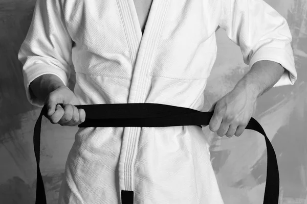Karate fighter z silnymi dłońmi przygotowuje się do walki. — Zdjęcie stockowe