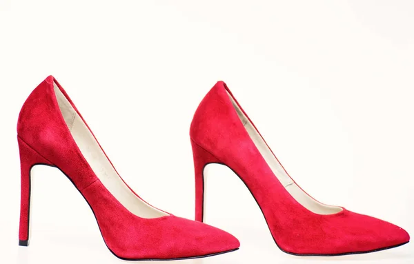 Взуття з червоної замші на білому тлі, ізольоване. Пара модних взуття з високим каблуком. Взуття для жінок з тонкими високими підборами. Концепція елегантного взуття — стокове фото