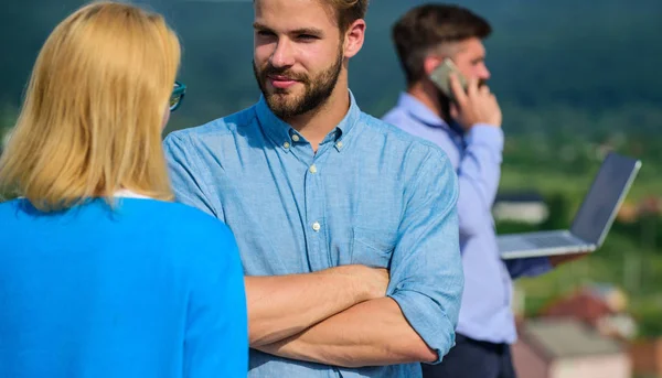 Pareja Divirtiéndose Mientras Ocupado Hombre Negocios Hablar Por Teléfono Pareja — Foto de Stock