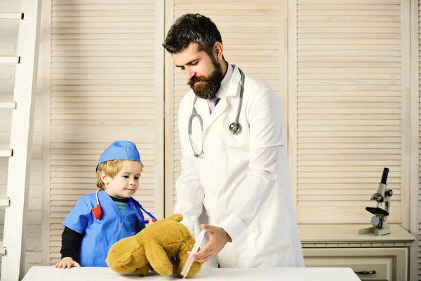 얼굴 이 바쁜 아버지와 아이 놀이 의사. — 스톡 사진