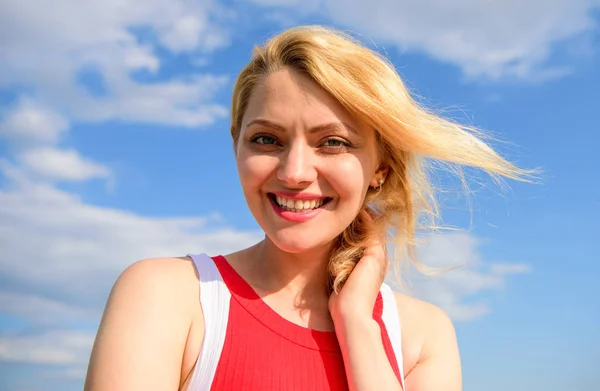 Satisfait de la vie seule. Fille blonde dame souriant profiter de la liberté et de l'air frais vent bleu ciel fond. Robe rouge femme se sent insouciante et libre. Définition de la liberté féminine. La clé pour être heureux — Photo