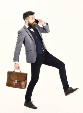Yenilikçi ve moda kavramı. Hipster vintage çanta resmi elbiseli
