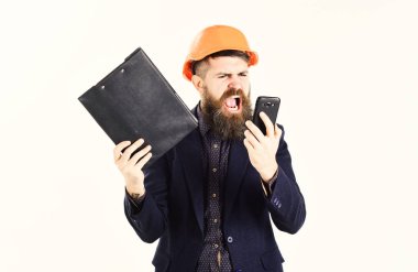 Kızgın inşaatçı ya da inşaatçı birine bağırıyor.