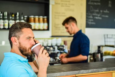 Girişimci gitmek için kağıt bardakta içki seçin emin süre mobil iletişim. Zaman kazanmak. Adam cep telefonu ve içki kahve cafe bar arka plan konuş. Adam çözme sorunlar telefon var kahve.