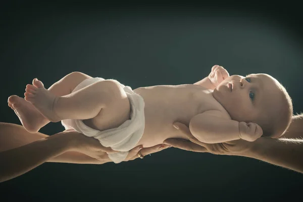 Новорожденный мальчик с подгузником в руках отцов и матерей . — стоковое фото