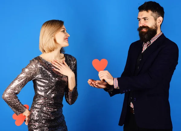 Verliefde paar houdt hart op blauwe achtergrond — Stockfoto