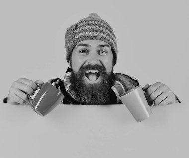 Sonbahar ve sıcak içecek zamanı. Neşeli yüzlü adam.