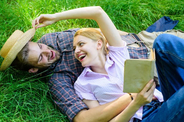 로맨틱에 커플 동반자입니다. 사랑에 몇 책을 읽고 여가 지출. 남자와 여 자가 잔디 휴식에 누워. 로맨틱 커플 가족 시 또는 문학 잔디 배경으로 레저를 즐길 수 — 스톡 사진