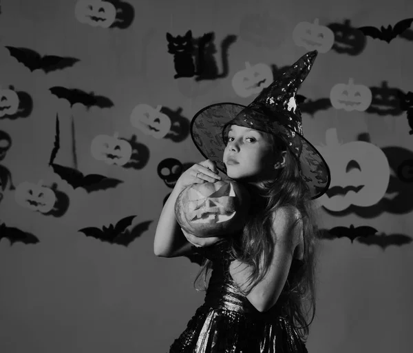 Feliz conceito de Halloween. Bruxinha gira com uma grande abóbora . — Fotografia de Stock