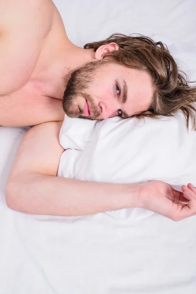 Человек небритый красивый парень голый торс расслабляющий кровать вид сверху. Сексуальный мачо лежал в белой одежде. Мужчина, сонный бородатый, отдыхающий. Парень спит по утрам. Концепция приятного пробуждения — стоковое фото
