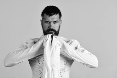 Açık gri renkli, kopya alanı üzerinde sıkı yüzü olan adam. Kostüm ve Cadılar Bayramı kavramı. Islak saç ve mavi ile beyaz deli gömleği noktalar ve jack o fener tutan kalın sakal giyer ile hayalet